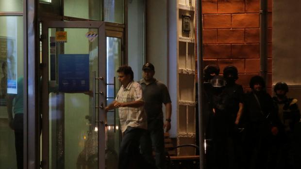 Los negociadores entran en una sucursal de Citibank en Moscú, donde un hombre ha amenazado con inmolarse
