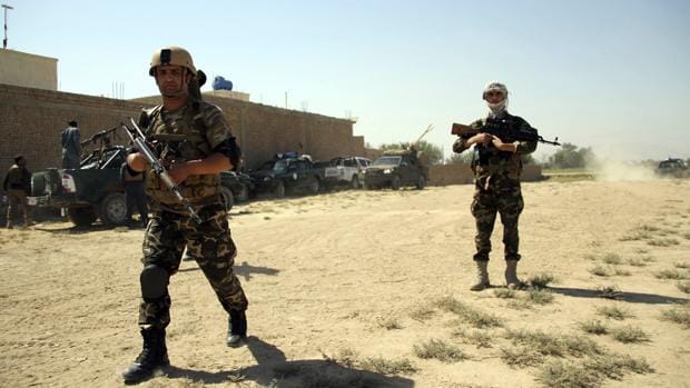 Militares afganos patrullando las zonas bajo control gubernamental