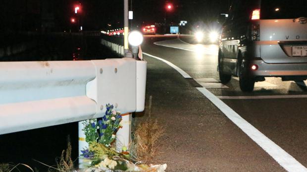 Flores en el lugar donde un japonés atropelló mortalmente a una mujer en Japón