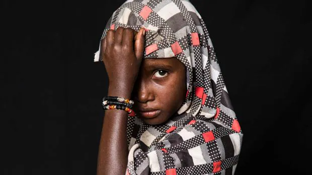 Fatime Hassan, refugiada que huye de la violencia de Boko Haram, posa para una fotografía en el campo de refugiados de Darnaim, en Chad
