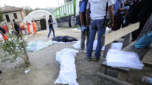 Cadáveres recuperados de las víctimas del terremoto que golpeó Italia central este miércoles