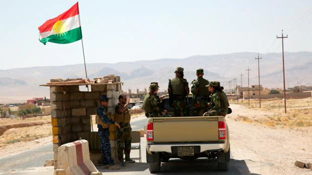 Variaos milicianos kurdos en un control