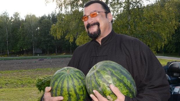 Steven Seagal viaja a Bielorrusia y su presidente le regala una zanahoria y dos sandías
