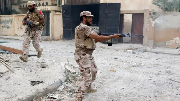 Milicianos libios participan en el asalto a la ciudad de Sirte