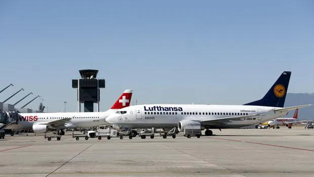 Foto de archivo de un avión de Lufthansa modelo Boeing 737-300 junto a un Airbus A320 (i) de la aerolínea suiza Swiss International Airlines