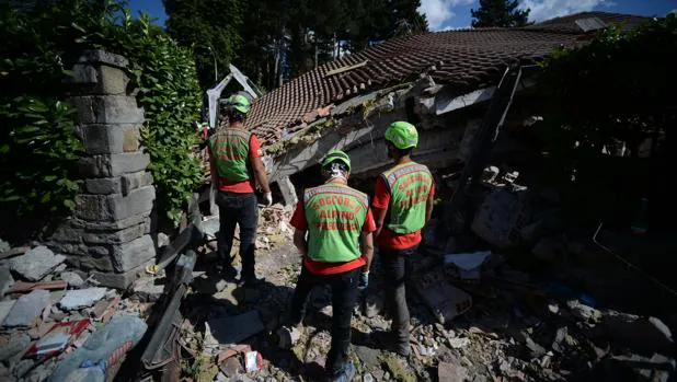 Los servicios de emergencia trabajan en Amatrice el pasado 24 de agosto en busca de personas atrapadas bajo los escombros