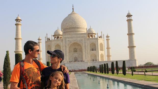 Una familia viista el Taj Mahal