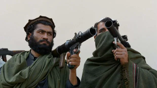 Dos talibanes portan armas en la ciudad afgana de Jalalabad