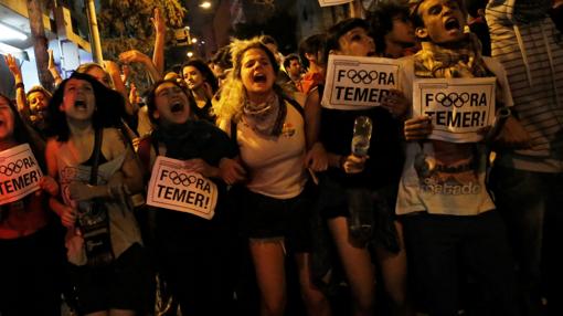 Varios manifestantes protestan al grito de «Fuera Temer» en alusión al presidente interino brasileño, en Sao Paulo
