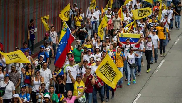 Manifestantes acuden a la llamada «Toma de Caracas» pidiendo un referéndum revocatorio contra Maduro