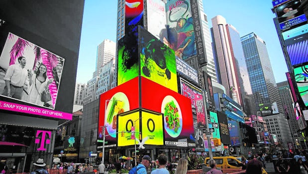 Uno de los anuncios que promocionan el aceite de oliva español en Times Square, en Nueva York