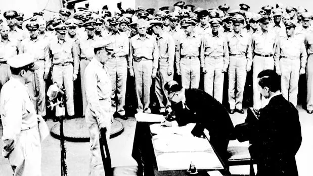 El ministro de Relaciones Exteriores nipón, Mamoru Shinemitsu, estampa su firma en el Acta de Rendición en presencia de los generales estadounidenses Mac Arthur, Richard K. Sutherland y el almirante Bull Halsey en el «Missouri»