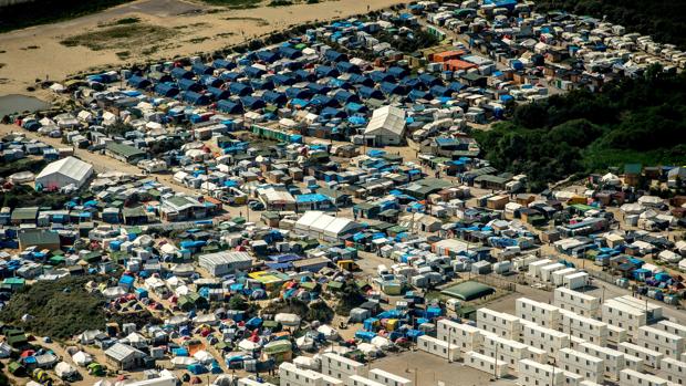Imagen aérea del campo de refugiados de Calais