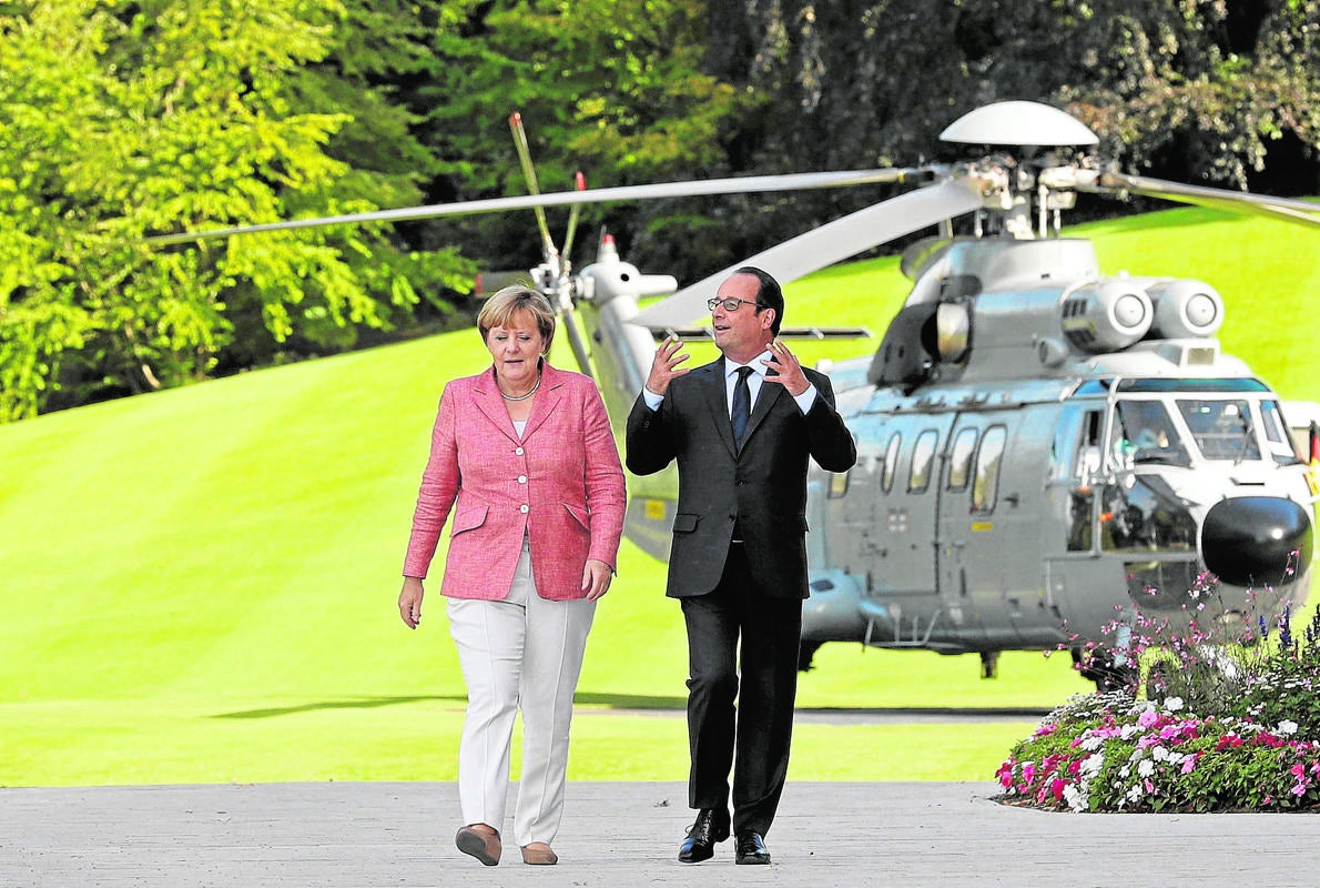 Hollande recibe a Merkel en Evian (Francia)