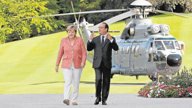 Hollande recibe a Merkel en Evian (Francia)