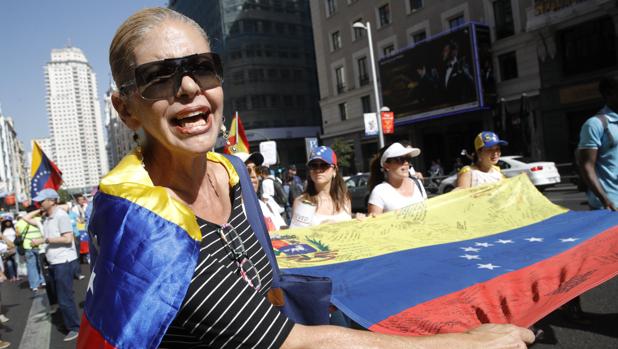 Participantes en la manifestación, este domingo en la plaza de Ópera