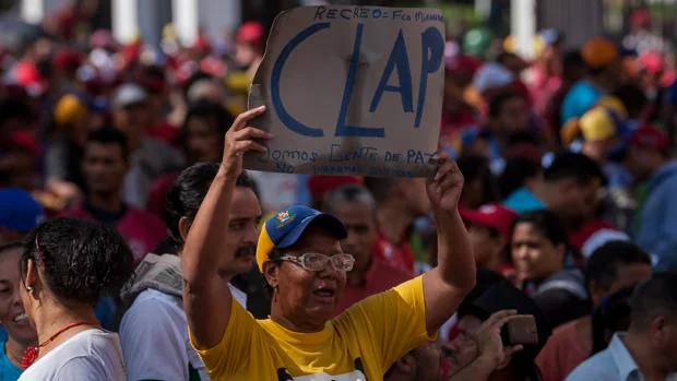 Un simpatizante del gobierno chavista muestra su apoyo a los Clap el pasado junio