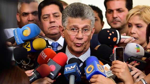 Los periodistas preguntan este martes al presidente de la Asamblea Nacional de Venezuela, Henry Ramos Allup