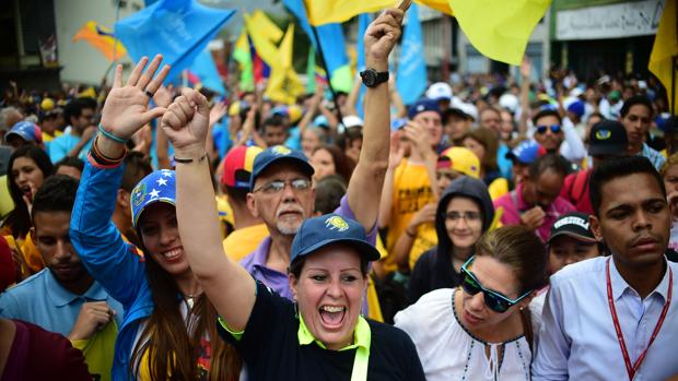 Opositores venezolanos se manifiestan en Los Teques, en el estado de Miranda (Venezuela)