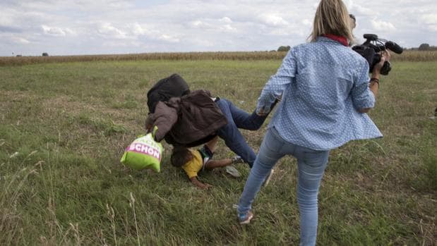 Osama Abdul Mohsen, refugiado sirio, corría con su hijo Zaid en brazos cuando la reportera húngara Petra László le puso una zancadilla