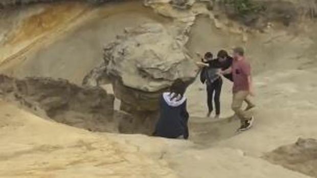 Un vídeo de Twitter muestra cómo unos jóvenes derriban la emblemática roca