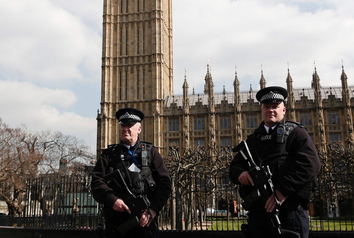 Dos agentes británicos vigilas las inmediaciones del Parlamento de Londres el pasado mes de marzo