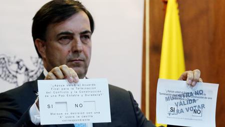 El registrador nacional del Estado Civil de Colombia, Juan Carlos Galindo, presentó este jueves la papeleta electoral para el plebiscito sobre los acuerdos de paz, que se celebrará el 26 de septiembre