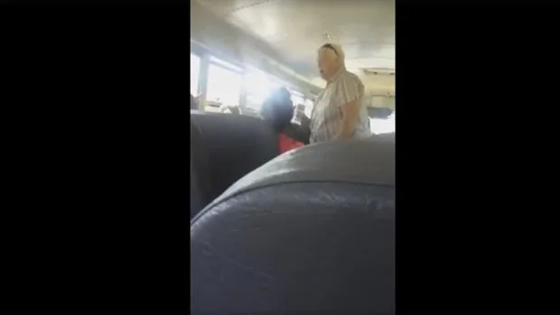 Captura del vídeo subido a Facebook en el que se ve cómo la conductora acosa al estudiante