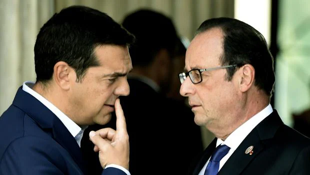 El primer ministro griego, Alexis Tsipras, con el presidente francés, François Hollande, en Atenas