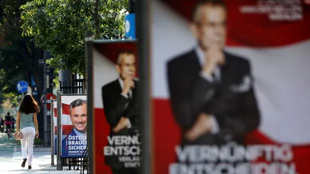 Carteles de las campañas electorales de de los candidatos austriacos Norbert Hofer y Alexander Van der Bellen en las calles de Viena