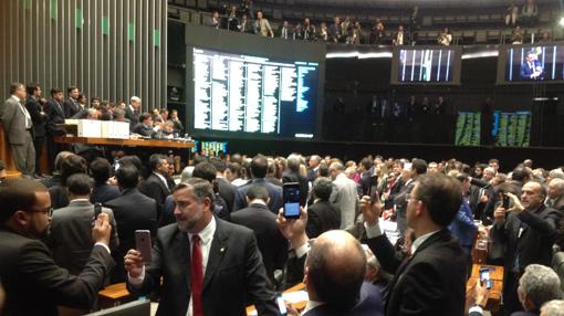 Los diputados graban con sus móviles el final del proceso que ha destituido este martes a Eduardo Cunha, expresidente de la Cámara brasileña