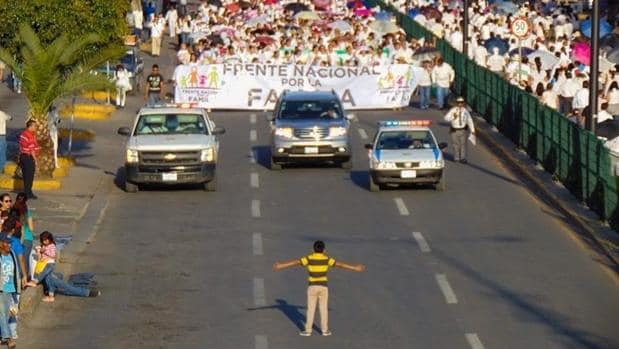 Un niño de 12 años se enfrenta a una manifestación antigay en México