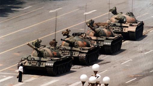 «Tank Man», la fotografía que muestra aun hombre enfrentetándose a los tanques durante las protestas de la Plaza de Tiananmén de 1989, en China