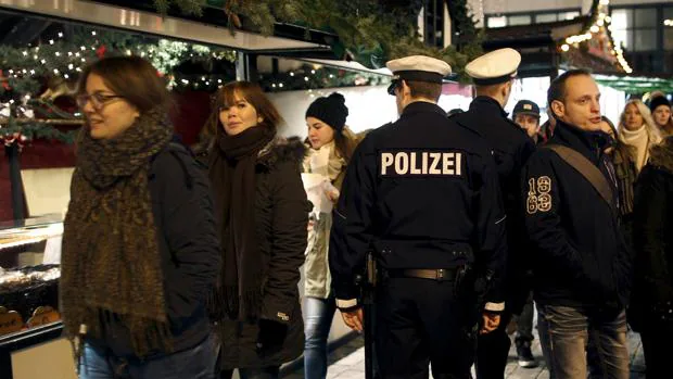 La Policía alemana vigila un mercado de Navidad en Dortmund
