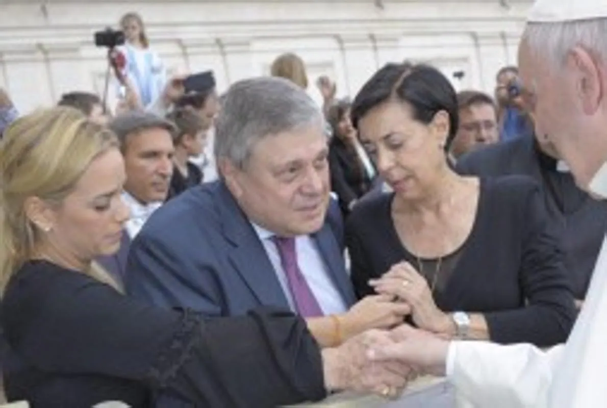 Los padres y la esposa del opositor encarcelado Leopoldo López con el Papa Francisco durante una audiencia en Roma