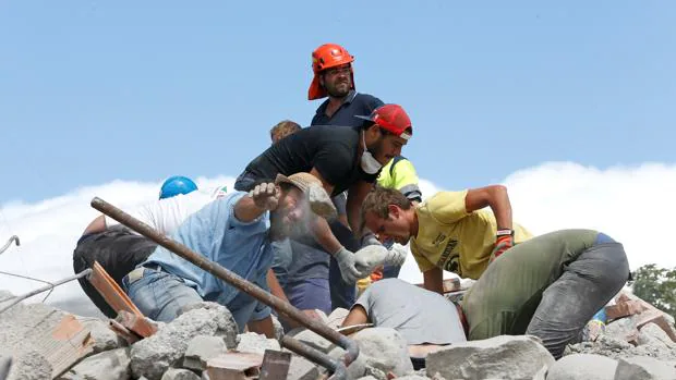 Varias personas tratan de rescatar a los supervivientes del terremoto que arrasó Itallia el pasado 24 de agosto