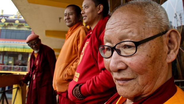 . El monje tibetano Palden Phintsok, en primer plano, seguido de sus compañeros Kunga Gyaltsen, Gendun Dhargye y Thupten Gyaltsen, en el monasterio de Guru Sakya, en Darjeeling