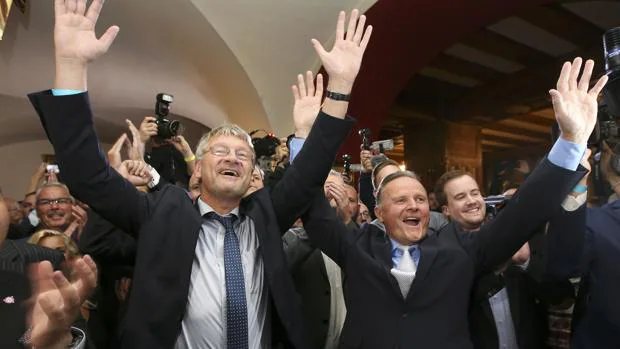El candidato del partido Alternativa para Alemania, Georg Pazderski, y el colíder de la formación, Joerg Meuthen, tras conocer los resultados de las elecciones de Belín, décimo «länder» en que consiguen escaños en dos años