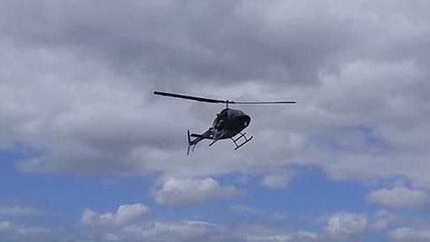 Imagen de los novios tras llegar a la boda en helicóptero