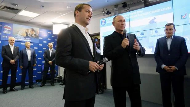Putin, a la derecha, habla junto a Dmitry Medvedev en la sede de Rusia Unida durante las eleccioens legislativas