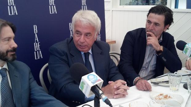 El político democristiano argentino y durante varios mandatos gobernador de la provincia de Córdoba, José Manuel de la Sota, entre algunos periodistas de Experience Club