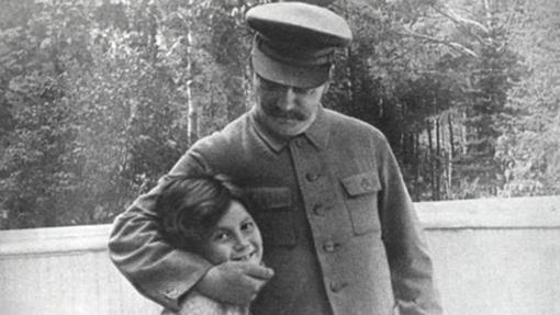 El exdictador soviético Iósif Stalin y su hija, Svetlana Alilúyeva, en 1935