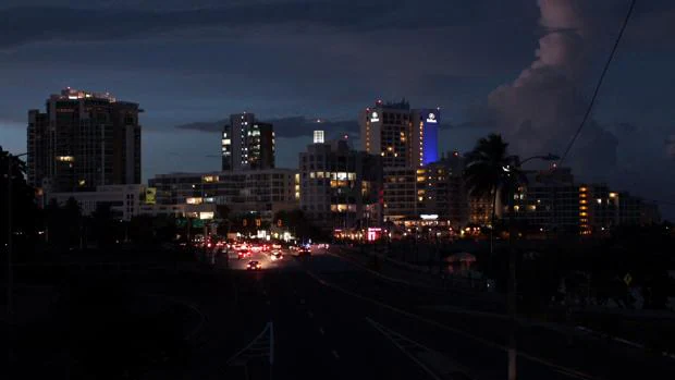 Puerto Rico restablece parte de su servicio eléctrico tras pasar varias horas a oscuras