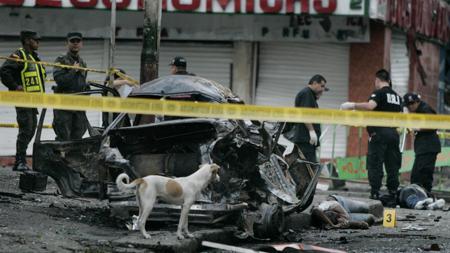 Escena tras el atentado con coche bomba en Cali en 2008