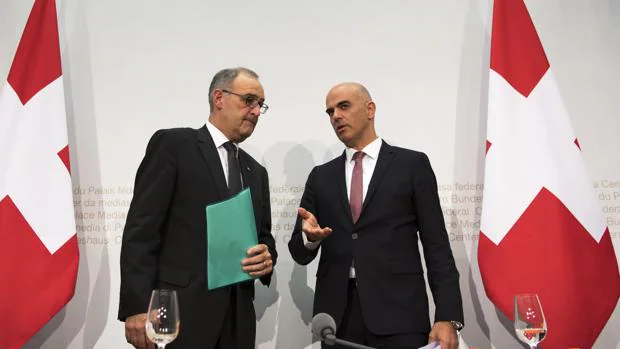 El minsitro de Interior suizo, Alain Berst (d) y el ministro de Defensa Guy Parmelin