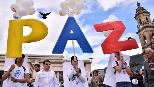 La gente se reúne en la plaza principal de Bolívar de Bogotá el 26 de septiembre de 2016, para celebrar el histórico acuerdo de paz entre el gobierno colombiano y las Fuerzas Armadas Revolucionarias de Colombia (FARC)