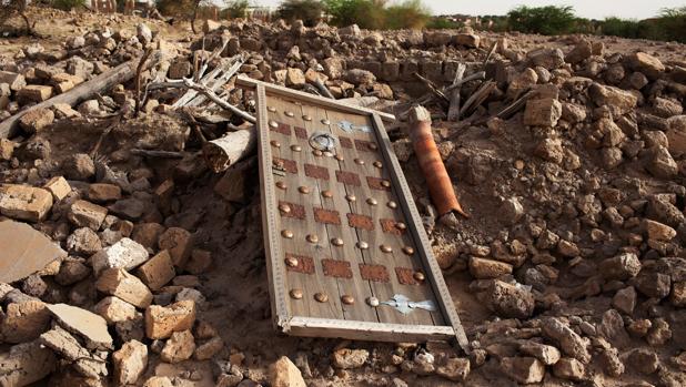 Restos de un mausoleo destruido en Tombuctú