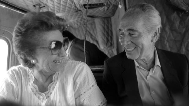 Simón Peres junto a su esposa, Sonya, en 1985