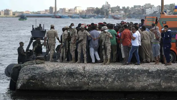 Familiares de desaparecidos en el naufragio de la semana junto a la costa de Egipto esperan noticias en el puerto de Rossetta