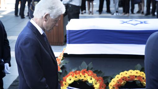 Bill Clinton, ayer, ante el féretro de Simon Peres